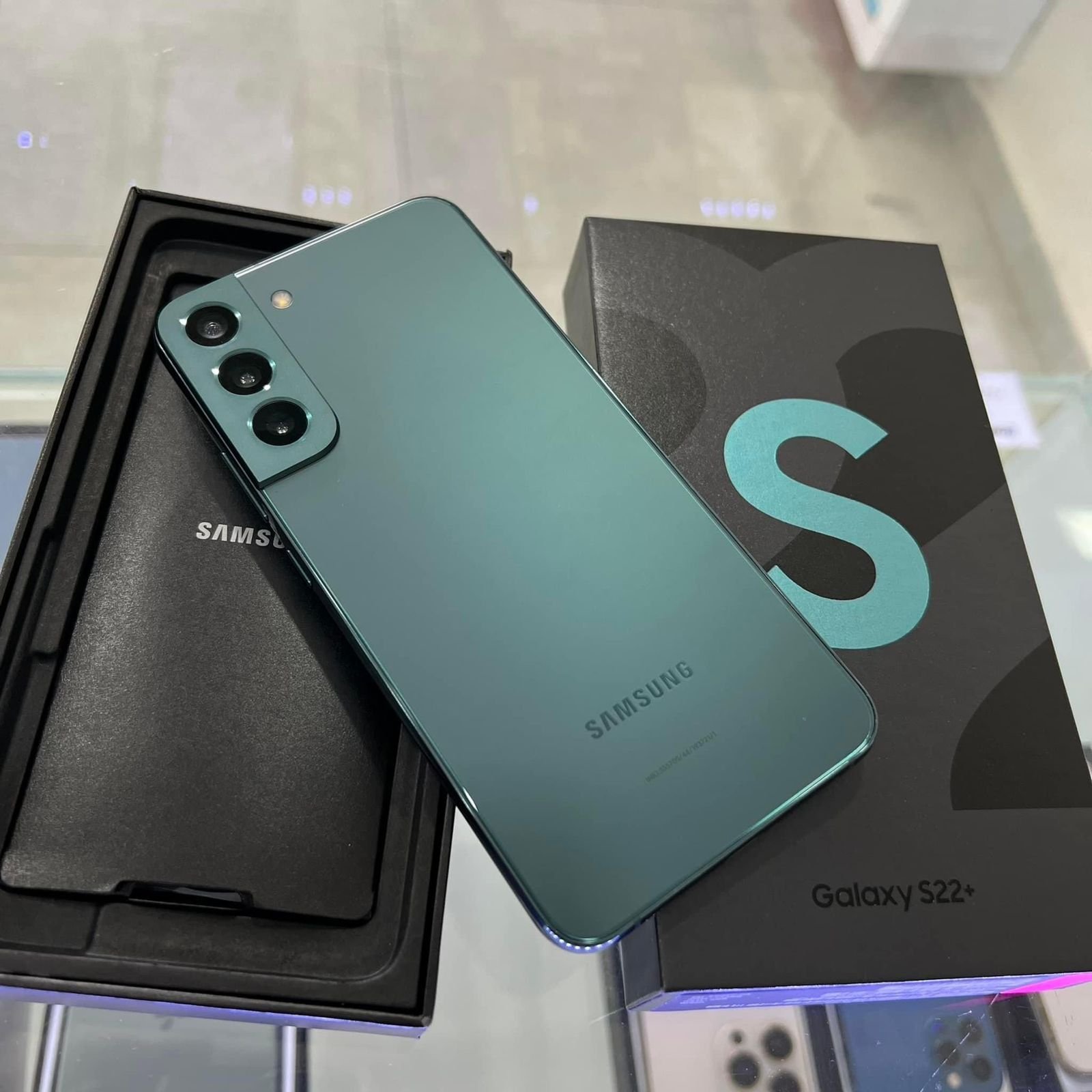 Refurbished Samsung Galaxy S22 Plus Fully Unlocked - Image 5